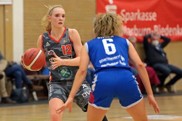 18.12.2021, xovx, Basketball Damen Bundesliga DBBL, BC pharmaserv Marburg - TSV 1880 Wasserburg v.l. Laura Hebecker (TSV 1880 Wasserburg), Theresa Simon (BC pharmaserv Marburg) Marburg Georg Gaßmann Halle Hessen Deutschland (DE)