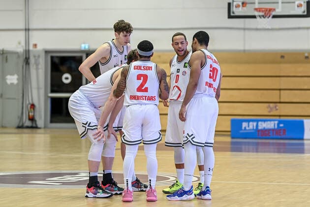 Barmer 2. Basketball Bundesliga ProB, Rheinstars Koeln vs. WWU Baskets Muenster, 18.12.2021 Jannis von Seckendorff (RheinStars Koeln 90),Vincent Lamont Golson Jr (RheinStars Koeln 2), Andrej Mangold (RheinStars Koeln 0), +30+, Barmer 2. Basketball Bundesliga ProB, Rheinstars Koeln vs. WWU Baskets Muenster am 18.12.2021 im ASV Koeln in Koeln (Nordrhein-Westfalen) Copyright: xBEAUTIFULxSPORTS Mueller-Laschetx