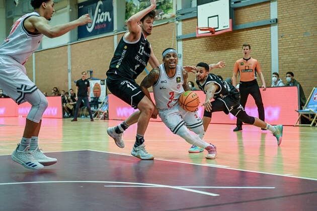 Barmer 2. Basketball Bundesliga ProB, Rheinstars Koeln vs. WWU Baskets Muenster, 18.12.2021 Helge Wezorke (WWU Baskets Muenster 11), Vincent Lamont Golson Jr (RheinStars Koeln 2), Barmer 2. Basketball Bundesliga ProB, Rheinstars Koeln vs. WWU Baskets Muenster am 18.12.2021 im ASV Koeln in Koeln (Nordrhein-Westfalen) Copyright: xBEAUTIFULxSPORTS Mueller-Laschetx