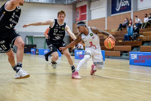 Barmer 2. Basketball Bundesliga ProB, Rheinstars Koeln vs. WWU Baskets Muenster, 18.12.2021 Oliver Pahnke (WWU Baskets Muenster 17), Vincent Lamont Golson Jr (RheinStars Koeln 2), Barmer 2. Basketball Bundesliga ProB, Rheinstars Koeln vs. WWU Baskets Muenster am 18.12.2021 im ASV Koeln in Koeln (Nordrhein-Westfalen) Copyright: xBEAUTIFULxSPORTS Mueller-Laschetx