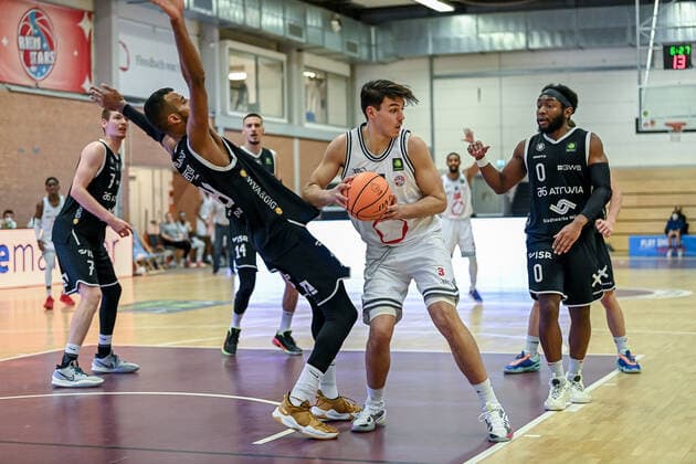 Barmer 2. Basketball Bundesliga ProB, Rheinstars Koeln vs. WWU Baskets Muenster, 18.12.2021 Yannick Kneesch (RheinStars Koeln 3), Ryan Timothy Richmond (WWU Baskets Muenster 0), Barmer 2. Basketball Bundesliga ProB, Rheinstars Koeln vs. WWU Baskets Muenster am 18.12.2021 im ASV Koeln in Koeln (Nordrhein-Westfalen) Copyright: xBEAUTIFULxSPORTS Mueller-Laschetx