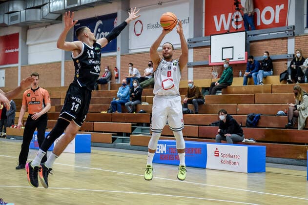 Barmer 2. Basketball Bundesliga ProB, Rheinstars Koeln vs. WWU Baskets Muenster, 18.12.2021 Rijad Avdic (WWU Baskets Muenster 14), Andrej Mangold (RheinStars Koeln 0), Barmer 2. Basketball Bundesliga ProB, Rheinstars Koeln vs. WWU Baskets Muenster am 18.12.2021 im ASV Koeln in Koeln (Nordrhein-Westfalen) Copyright: xBEAUTIFULxSPORTS Mueller-Laschetx