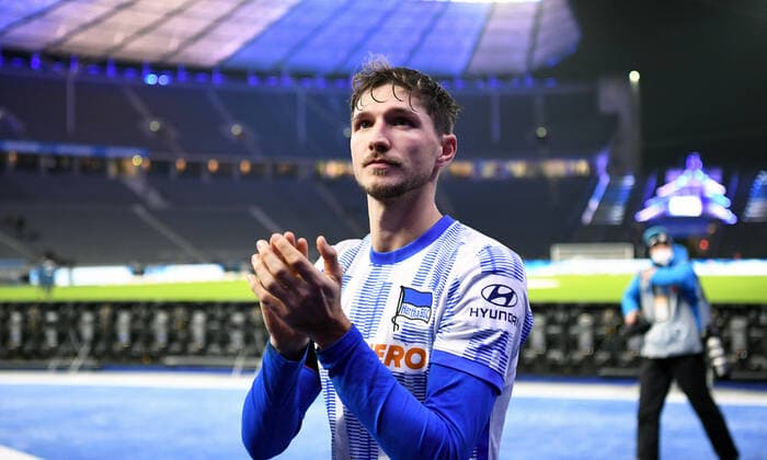 Fussball, Herren, Saison 2021 2022, 1. Bundesliga (17. Spieltag), Hertha BSC - Borussia Dortmund, Niklas Stark (Hertha BSC), Jubel nach Abpfiff, 18.12. 2021, Copyright: xSebastianxRäppold MatthiasxKochx