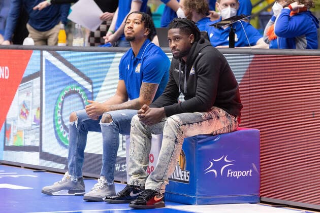 Fraport Skyliners - Syntainics MBC, easyCredit-BBL Donovan Donaldson (Fraport Skyliners, 2) und Will Cherry (Fraport Skyliners, 29). Basketball-Spiel des easyCredit BBL zwischen den Fraport Skyliners und dem Mitteldeutschen Basketball Club am 19. Dezember 2021 in der Ballsporthalle in Frankfurt am Main., Frankfurt am Main Hessen Deutschland Ballsporthalle