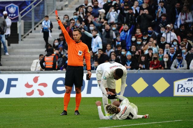 Fußball, Coupe de France, Olympique Marseille - ES Cannet Rocheville Johan Amel (arbitre) - Carton rouge - Iheb Lahouel (Le Cannet Rocheville) FOOTBALL : OM vs Cannet Rocheville - 32 eme de finale de Coupe de France - Marseille - 19 12 2021 NorbertScanella Panoramic 