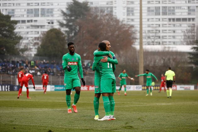 Joie des joueurs de l AS Saint-Etienne apres le but de Arnaud Nordin (AS Saint-Etienne) FOOTBALL : 32eme finale de la Coupe de France - Lyon La Duchere vs Saint-Etienne - 19 12 2021 AurelienMorissard Panoramic 