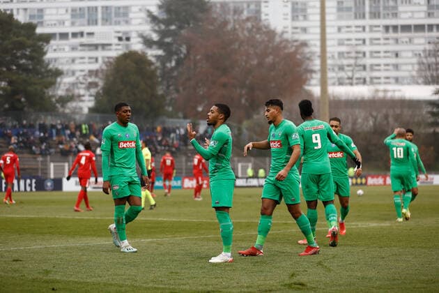 Joie des joueurs de l AS Saint-Etienne apres le but de Arnaud Nordin (AS Saint-Etienne) FOOTBALL : 32eme finale de la Coupe de France - Lyon La Duchere vs Saint-Etienne - 19 12 2021 AurelienMorissard Panoramic 