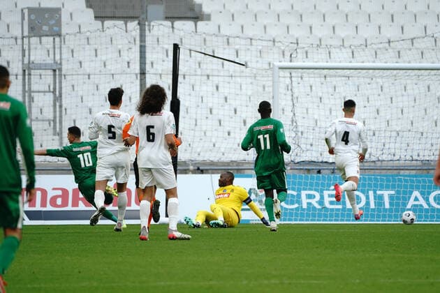 Fußball, Coupe de France, Olympique Marseille - ES Cannet Rocheville But - Mike Core (Le Cannet Rocheville) - Steve Mandanda (Olympique de Marseille) FOOTBALL : OM vs Cannet Rocheville - 32 eme de finale de Coupe de France - Marseille - 19 12 2021 NorbertScanella Panoramic 