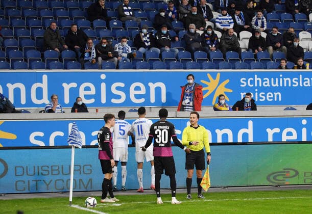 Sport Themen der Woche KW50 Spielunterbrechung - Aaron Opoku (VfL Osnabrück), re.,wurde von den Fans Rassistisch beleidigt, Schiedsrichter Nicolas Winter unterbricht das Spiel 19.12.2021, Fussball GER, Saison 2021 2022, 3. Liga, 20. Spieltag, MSV Duisburg - VfL Osnabrück, Foto: Maik Hölter TEAM2sportphoto ***DFB regulations prohibit any use of photographs as image sequences and or quasi-video.*** Duisburg Nordrhein Westfalen Deutschland *** Stoppage of play Aaron Opoku VfL Osnabrück , re ,was racially insulted by the fans, referee Nicolas Winter interrupts the game 19 12 2021, Football GER, Season 2021 2022, 3 Liga, 20 Spieltag, MSV Duisburg VfL Osnabrück, Photo Maik Hölter TEAM2sportphoto DFB regulations prohibit any use of photographs as image sequences and or quasi video Duisburg Nordrhein Westfalen Germany Team2