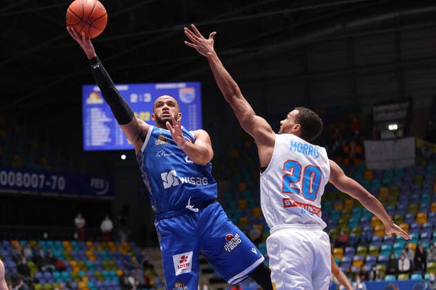 Fraport Skyliners - Syntainics MBC, easyCredit-BBL Rasheed Moore (Fraport Skyliners, 20) gegen Jamel Morris (Mitteldeutscher BC, 20). Basketball-Spiel des easyCredit BBL zwischen den Fraport Skyliners und dem Mitteldeutschen Basketball Club am 19. Dezember 2021 in der Ballsporthalle in Frankfurt am Main., Frankfurt am Main Hessen Deutschland Ballsporthalle