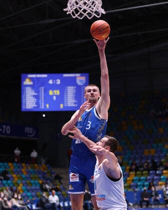 Fraport Skyliners - Syntainics MBC, easyCredit-BBL Matt Haarms (Fraport Skyliners, 3) gegen Johannes Richter (Mitteldeutscher BC, 8). Basketball-Spiel des easyCredit BBL zwischen den Fraport Skyliners und dem Mitteldeutschen Basketball Club am 19. Dezember 2021 in der Ballsporthalle in Frankfurt am Main., Frankfurt am Main Hessen Deutschland Ballsporthalle