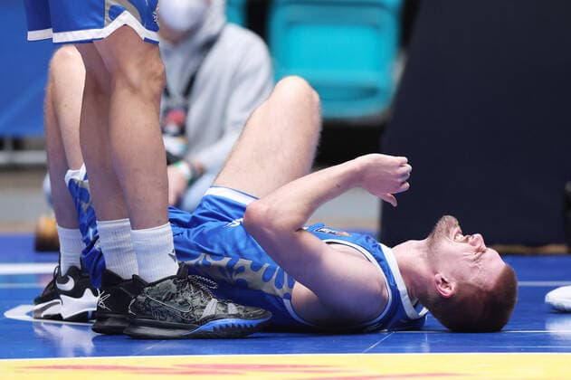 Fraport Skyliners - Syntainics MBC, easyCredit-BBL Matt Haarms (Fraport Skyliners, 3) hat sich verletzt. Basketball-Spiel des easyCredit BBL zwischen den Fraport Skyliners und dem Mitteldeutschen Basketball Club am 19. Dezember 2021 in der Ballsporthalle in Frankfurt am Main., Frankfurt am Main Hessen Deutschland Ballsporthalle