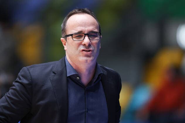 Fraport Skyliners - Syntainics MBC, easyCredit-BBL Head Coach Diego Ocampo (Fraport Skyliners). Basketball-Spiel des easyCredit BBL zwischen den Fraport Skyliners und dem Mitteldeutschen Basketball Club am 19. Dezember 2021 in der Ballsporthalle in Frankfurt am Main., Frankfurt am Main Hessen Deutschland Ballsporthalle