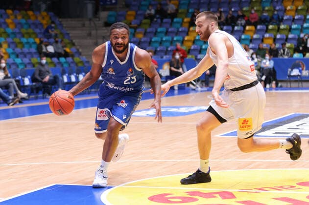 Fraport Skyliners - Syntainics MBC, easyCredit-BBL Quantez Robertson (Fraport Skyliners, 23) gegen Kostja Mushidi (Mitteldeutscher BC, 11). Basketball-Spiel des easyCredit BBL zwischen den Fraport Skyliners und dem Mitteldeutschen Basketball Club am 19. Dezember 2021 in der Ballsporthalle in Frankfurt am Main., Frankfurt am Main Hessen Deutschland Ballsporthalle