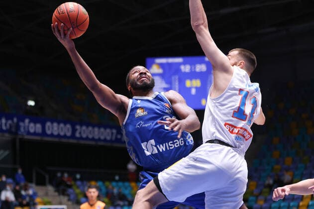 Fraport Skyliners - Syntainics MBC, easyCredit-BBL Quantez Robertson (Fraport Skyliners, 23) gegen Kostja Mushidi (Mitteldeutscher BC, 11). Basketball-Spiel des easyCredit BBL zwischen den Fraport Skyliners und dem Mitteldeutschen Basketball Club am 19. Dezember 2021 in der Ballsporthalle in Frankfurt am Main., Frankfurt am Main Hessen Deutschland Ballsporthalle