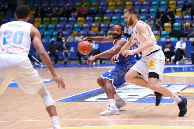 Fraport Skyliners - Syntainics MBC, easyCredit-BBL Quantez Robertson (Fraport Skyliners, 23) gegen Radii Caisin (Mitteldeutscher BC, 13). Basketball-Spiel des easyCredit BBL zwischen den Fraport Skyliners und dem Mitteldeutschen Basketball Club am 19. Dezember 2021 in der Ballsporthalle in Frankfurt am Main., Frankfurt am Main Hessen Deutschland Ballsporthalle