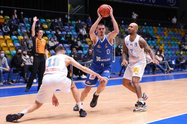 Fraport Skyliners - Syntainics MBC, easyCredit-BBL Lukas Wank (Fraport Skyliners, 0) gegen Radii Caisin (Mitteldeutscher BC, 13) und Sergio Kerusch (Mitteldeutscher BC, 7). Basketball-Spiel des easyCredit BBL zwischen den Fraport Skyliners und dem Mitteldeutschen Basketball Club am 19. Dezember 2021 in der Ballsporthalle in Frankfurt am Main., Frankfurt am Main Hessen Deutschland Ballsporthalle