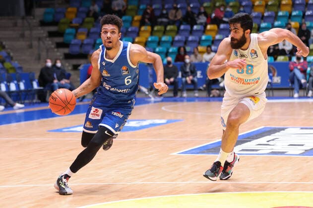 Fraport Skyliners - Syntainics MBC, easyCredit-BBL Len Adam Schoormann (Fraport Skyliners, 6) gegen Behnam Yakhchali (Mitteldeutscher BC, 88). Basketball-Spiel des easyCredit BBL zwischen den Fraport Skyliners und dem Mitteldeutschen Basketball Club am 19. Dezember 2021 in der Ballsporthalle in Frankfurt am Main., Frankfurt am Main Hessen Deutschland Ballsporthalle