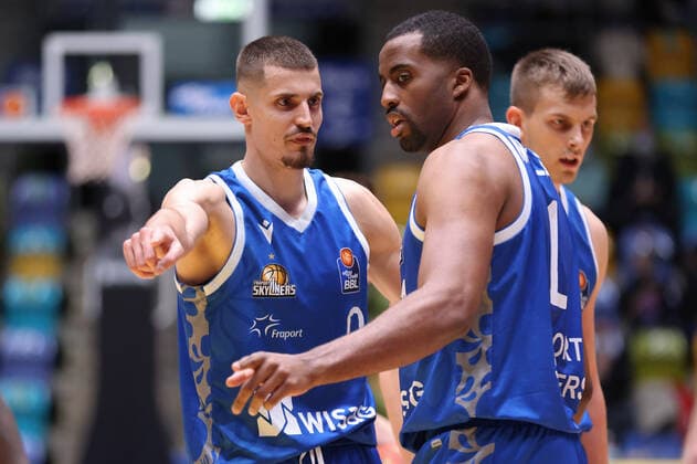 Fraport Skyliners - Syntainics MBC, easyCredit-BBL Lukas Wank (Fraport Skyliners, 0) erklärt Jamel McLean (Fraport Skyliners, 1) die Laufwege, Basketball-Spiel des easyCredit BBL zwischen den Fraport Skyliners und dem Mitteldeutschen Basketball Club am 19. Dezember 2021 in der Ballsporthalle in Frankfurt am Main., Frankfurt am Main Hessen Deutschland Ballsporthalle