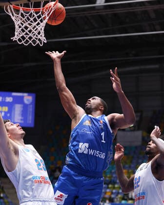 Fraport Skyliners - Syntainics MBC, easyCredit-BBL Jamel McLean (Fraport Skyliners, 1) steigt hoch zum Korb. Basketball-Spiel des easyCredit BBL zwischen den Fraport Skyliners und dem Mitteldeutschen Basketball Club am 19. Dezember 2021 in der Ballsporthalle in Frankfurt am Main., Frankfurt am Main Hessen Deutschland Ballsporthalle