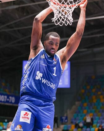 Fraport Skyliners - Syntainics MBC, easyCredit-BBL Dunking von Jamel McLean (Fraport Skyliners, 1). Basketball-Spiel des easyCredit BBL zwischen den Fraport Skyliners und dem Mitteldeutschen Basketball Club am 19. Dezember 2021 in der Ballsporthalle in Frankfurt am Main., Frankfurt am Main Hessen Deutschland Ballsporthalle