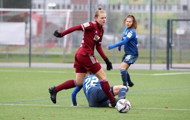 19.12.2021 - Fussball - Saison 2021 2022 - 2. Frauen-Fussball - Bundesliga - 13. Spieltag: 1. FC Nürnberg FCN ( Club ) - TSG 1899 Hoffenheim II - Sportfoto Zink DaMa - Vanessa Diehm (22, TSG 1899 Hoffenheim II ) Amelie Thöle Thoele (12, 1. FC Nürnberg FCN )