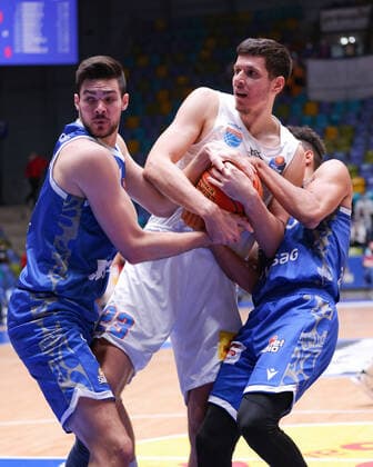 Fraport Skyliners - Syntainics MBC, easyCredit-BBL Gerangel um den Ball zwischen Brooks DeBisschop (Fraport Skyliners, 22), Goran Huskic (Mitteldeutscher BC, 23) und Len Adam Schoormann (Fraport Skyliners, 6). Basketball-Spiel des easyCredit BBL zwischen den Fraport Skyliners und dem Mitteldeutschen Basketball Club am 19. Dezember 2021 in der Ballsporthalle in Frankfurt am Main., Frankfurt am Main Hessen Deutschland Ballsporthalle