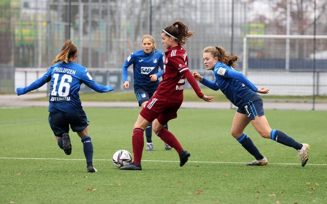 19.12.2021 - Fussball - Saison 2021 2022 - 2. Frauen-Fussball - Bundesliga - 13. Spieltag: 1. FC Nürnberg FCN ( Club ) - TSG 1899 Hoffenheim II - Sportfoto Zink DaMa - Marie Philipzen (16, TSG 1899 Hoffenheim II ) Nele Bauereisen (23, 1. FC Nürnberg FCN ) Mara Alber (7, TSG 1899 Hoffenheim II )