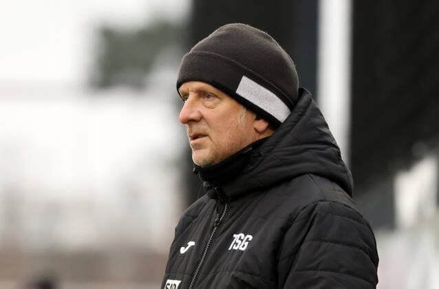 19.12.2021 - Fussball - Saison 2021 2022 - 2. Frauen-Fussball - Bundesliga - 13. Spieltag: 1. FC Nürnberg FCN ( Club ) - TSG 1899 Hoffenheim II - Sportfoto Zink DaMa - Siegfried Becker ( Trainer TSG 1899 Hoffenheim II ) nachdenklich