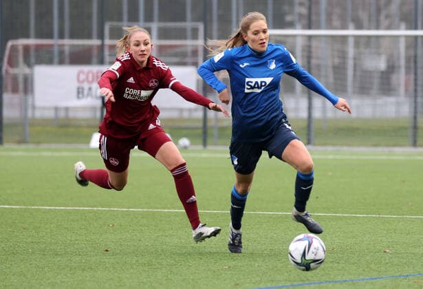 19.12.2021 - Fussball - Saison 2021 2022 - 2. Frauen-Fussball - Bundesliga - 13. Spieltag: 1. FC Nürnberg FCN ( Club ) - TSG 1899 Hoffenheim II - Sportfoto Zink DaMa - Nadja Burkard (22, 1. FC Nürnberg FCN ) Lisann Kaut (4, TSG 1899 Hoffenheim II )