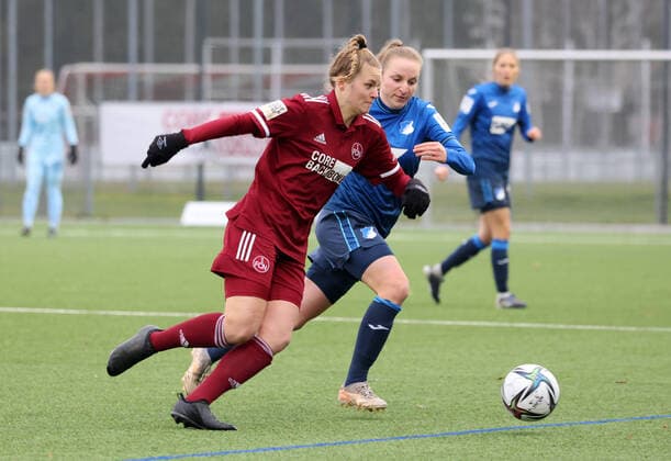 19.12.2021 - Fussball - Saison 2021 2022 - 2. Frauen-Fussball - Bundesliga - 13. Spieltag: 1. FC Nürnberg FCN ( Club ) - TSG 1899 Hoffenheim II - Sportfoto Zink DaMa - Amelie Thöle Thoele (12, 1. FC Nürnberg FCN ) Vanessa Diehm (22, TSG 1899 Hoffenheim II )