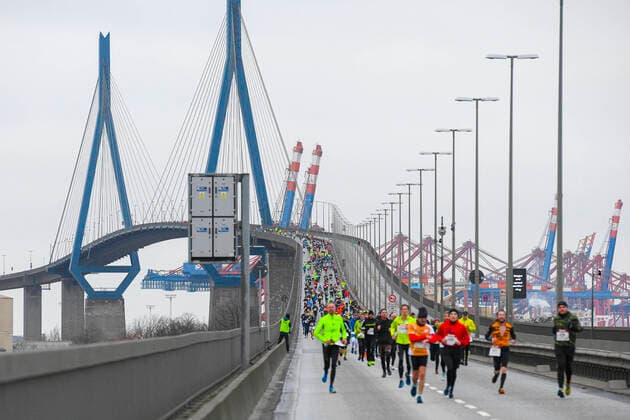 Bilder des Jahres 2021, Sport 12 Dezember Sport Themen der Woche KW50 Sport Bilder des Tages Köhlbrandbrückenlauf 2021, Hamburg, 19.12.21 Teilnehmer beim Köhlbrandbrückenlauf 2021, Hamburg, 19.12.21 *** Köhlbrand bridge run 2021, Hamburg, 19 12 21 Participants at the Köhlbrand bridge run 2021, Hamburg, 19 12 21 Copyright: xBEAUTIFULxSPORTS T.xSobczakx