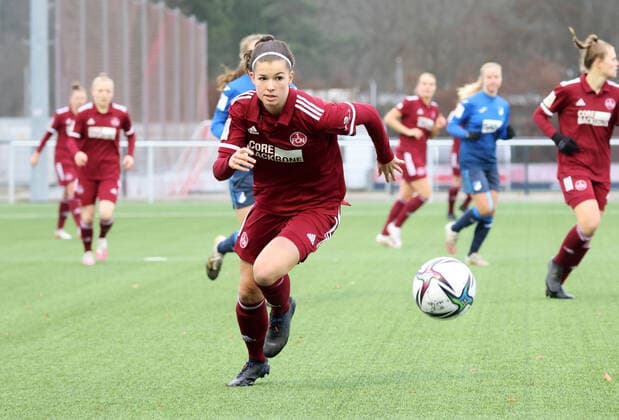 19.12.2021 - Fussball - Saison 2021 2022 - 2. Frauen-Fussball - Bundesliga - 13. Spieltag: 1. FC Nürnberg FCN ( Club ) - TSG 1899 Hoffenheim II - Sportfoto Zink DaMa - Nele Bauereisen (23, 1. FC Nürnberg FCN ) - Freisteller Einzelbild