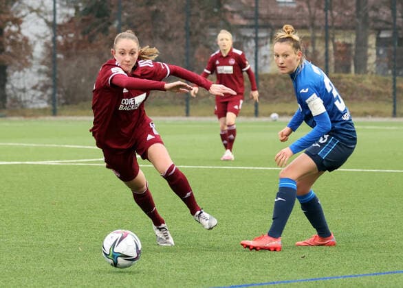 19.12.2021 - Fussball - Saison 2021 2022 - 2. Frauen-Fussball - Bundesliga - 13. Spieltag: 1. FC Nürnberg FCN ( Club ) - TSG 1899 Hoffenheim II - Sportfoto Zink DaMa - Nadja Burkard (22, 1. FC Nürnberg FCN ) Sophie Riepl (33, TSG 1899 Hoffenheim II )
