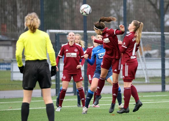19.12.2021 - Fussball - Saison 2021 2022 - 2. Frauen-Fussball - Bundesliga - 13. Spieltag: 1. FC Nürnberg FCN ( Club ) - TSG 1899 Hoffenheim II - Sportfoto Zink DaMa - Nele Bauereisen (23, 1. FC Nürnberg FCN ) mit Kopfball