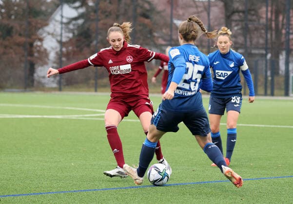 19.12.2021 - Fussball - Saison 2021 2022 - 2. Frauen-Fussball - Bundesliga - 13. Spieltag: 1. FC Nürnberg FCN ( Club ) - TSG 1899 Hoffenheim II - Sportfoto Zink DaMa - Nadja Burkard (22, 1. FC Nürnberg FCN ) Anne Reif (25, TSG 1899 Hoffenheim II )