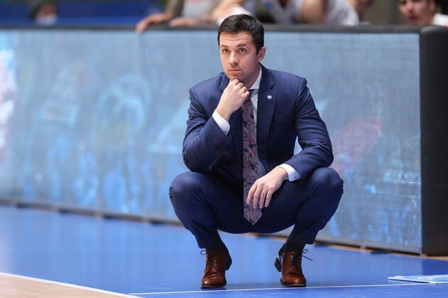 Fraport Skyliners - Syntainics MBC, easyCredit-BBL Head Coach Igor Jovovic (Mitteldeutscher BC). Basketball-Spiel des easyCredit BBL zwischen den Fraport Skyliners und dem Mitteldeutschen Basketball Club am 19. Dezember 2021 in der Ballsporthalle in Frankfurt am Main., Frankfurt am Main Hessen Deutschland Ballsporthalle