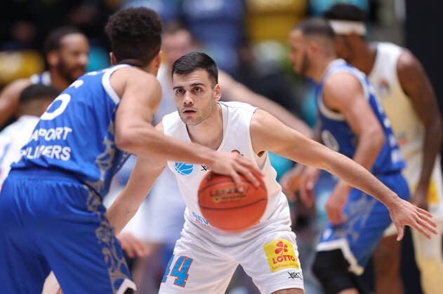 Fraport Skyliners - Syntainics MBC, easyCredit-BBL Nikola Rebic (Mitteldeutscher BC, 44) verteidigt gegen Len Adam Schoormann (Fraport Skyliners, 6). Basketball-Spiel des easyCredit BBL zwischen den Fraport Skyliners und dem Mitteldeutschen Basketball Club am 19. Dezember 2021 in der Ballsporthalle in Frankfurt am Main., Frankfurt am Main Hessen Deutschland Ballsporthalle