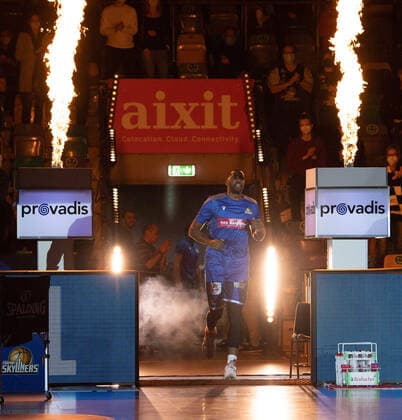 19.12.2021, xsltx, Basketball BBL Bundesliga, Frankfurt Skyliners - Syntainics MBC Weissenfels emspor, v.l. Jamel McLean - Forward (Fraport Skyliners) betritt Frankfurter Boden zum ersten Heimspiel (DFL DFB REGULATIONS PROHIBIT ANY USE OF PHOTOGRAPHS as IMAGE SEQUENCES and or QUASI-VIDEO) Frankfurt am Main