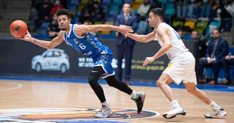 19.12.2021, xsltx, Basketball BBL Bundesliga, Frankfurt Skyliners - Syntainics MBC Weissenfels emspor, v.l. Len Adam Schoormann - Point Guard (Fraport Skyliners), Nikola Rebic - Point Guard (Syntainics MBC Weißenfels) (DFL DFB REGULATIONS PROHIBIT ANY USE OF PHOTOGRAPHS as IMAGE SEQUENCES and or QUASI-VIDEO) Frankfurt am Main