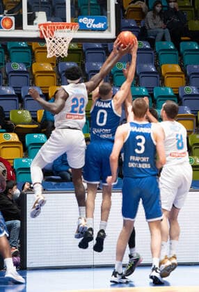 19.12.2021, xsltx, Basketball BBL Bundesliga, Frankfurt Skyliners - Syntainics MBC Weissenfels emspor, v.l. erfolgreicher Rebound von Lukas Wank- Shoot Guard (Fraport Skyliners Nr. 0) (DFL DFB REGULATIONS PROHIBIT ANY USE OF PHOTOGRAPHS as IMAGE SEQUENCES and or QUASI-VIDEO) Frankfurt am Main