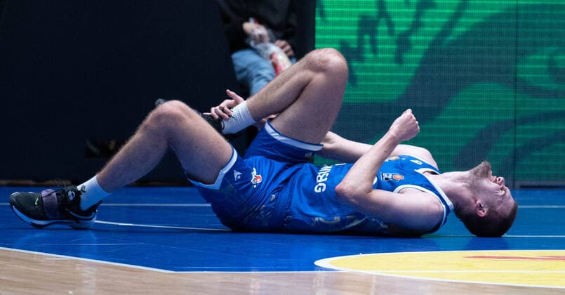 19.12.2021, xsltx, Basketball BBL Bundesliga, Frankfurt Skyliners - Syntainics MBC Weissenfels emspor, v.l. Knöchelverletzung von Matt Haarms - Center (Fraport Skyliners) (DFL DFB REGULATIONS PROHIBIT ANY USE OF PHOTOGRAPHS as IMAGE SEQUENCES and or QUASI-VIDEO) Frankfurt am Main