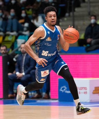 19.12.2021, xsltx, Basketball BBL Bundesliga, Frankfurt Skyliners - Syntainics MBC Weissenfels emspor, v.l. Len Adam Schoormann - Point Guard (Fraport Skyliners) (DFL DFB REGULATIONS PROHIBIT ANY USE OF PHOTOGRAPHS as IMAGE SEQUENCES and or QUASI-VIDEO) Frankfurt am Main