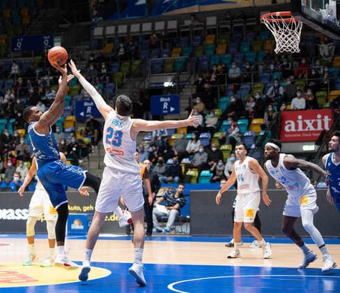 19.12.2021, xsltx, Basketball BBL Bundesliga, Frankfurt Skyliners - Syntainics MBC Weissenfels emspor, v.l. Erster Korb von Jamel McLean - Forward (Fraport Skyliners) für die Skyliners (DFL DFB REGULATIONS PROHIBIT ANY USE OF PHOTOGRAPHS as IMAGE SEQUENCES and or QUASI-VIDEO) Frankfurt am Main