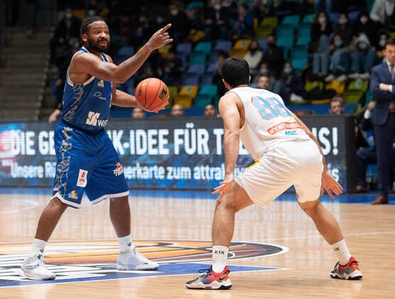 19.12.2021, xsltx, Basketball BBL Bundesliga, Frankfurt Skyliners - Syntainics MBC Weissenfels emspor, v.l. Quantez Robertson - Shoot Guard (Fraport Skyliners), Benham Yakchali - Shooting Guard (Syntainics MBC Weißenfels) (DFL DFB REGULATIONS PROHIBIT ANY USE OF PHOTOGRAPHS as IMAGE SEQUENCES and or QUASI-VIDEO) Frankfurt am Main