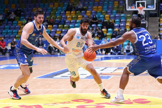 Fraport Skyliners - Syntainics MBC, easyCredit-BBL Behnam Yakhchali (Mitteldeutscher BC, 88) zwischen Brooks DeBisschop (Fraport Skyliners, 22) und Quantez Robertson (Fraport Skyliners, 23). Basketball-Spiel des easyCredit BBL zwischen den Fraport Skyliners und dem Mitteldeutschen Basketball Club am 19. Dezember 2021 in der Ballsporthalle in Frankfurt am Main., Frankfurt am Main Hessen Deutschland Ballsporthalle