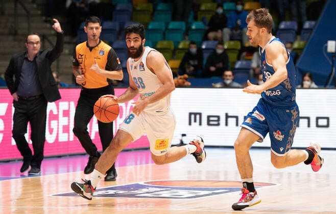 19.12.2021, xsltx, Basketball BBL Bundesliga, Frankfurt Skyliners - Syntainics MBC Weissenfels emspor, v.l. Benham Yakchali - Shooting Guard (Syntainics MBC Weißenfels), Felix Hecker - Shoot Guard (Fraport Skyliners) (DFL DFB REGULATIONS PROHIBIT ANY USE OF PHOTOGRAPHS as IMAGE SEQUENCES and or QUASI-VIDEO) Frankfurt am Main