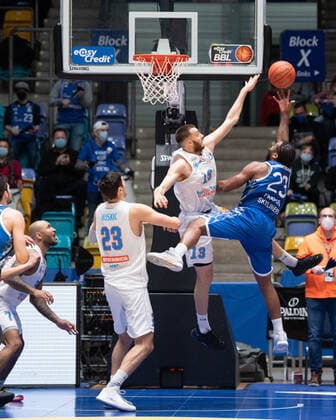 19.12.2021, xsltx, Basketball BBL Bundesliga, Frankfurt Skyliners - Syntainics MBC Weissenfels emspor, v.re. Quantez Robertson - Shoot Guard (Fraport Skyliners) trifft für die Skyliners (DFL DFB REGULATIONS PROHIBIT ANY USE OF PHOTOGRAPHS as IMAGE SEQUENCES and or QUASI-VIDEO) Frankfurt am Main