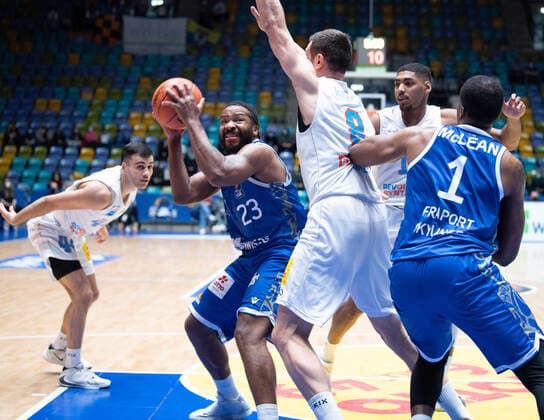 19.12.2021, xsltx, Basketball BBL Bundesliga, Frankfurt Skyliners - Syntainics MBC Weissenfels emspor, v.l. Quantez Robertson - Shoot Guard (Fraport Skyliners) setzt sich unter dem Korb durch (DFL DFB REGULATIONS PROHIBIT ANY USE OF PHOTOGRAPHS as IMAGE SEQUENCES and or QUASI-VIDEO) Frankfurt am Main