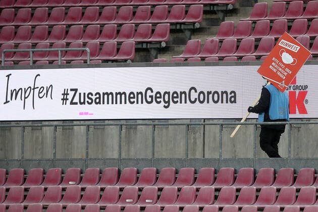 Sport Themen der Woche KW50 18.12.2021, xtgx, Fussball 1. Bundesliga, 1. FC Koeln - VfB Stuttgart, v.l. ein Ordner weist mit einem Schild auf die Maskenpflicht hin (DFL DFB REGULATIONS PROHIBIT ANY USE OF PHOTOGRAPHS as IMAGE SEQUENCES and or QUASI-VIDEO) Koeln *** 18 12 2021, xtgx, Football 1 Bundesliga, 1 FC Koeln VfB Stuttgart, v l a steward points out the mask requirement with a sign DFL DFB REGULATES PROHIBIT ANY USE OF PHOTOGRAPHS as IMAGE SEQUENCES and or QUASI VIDEO Koeln